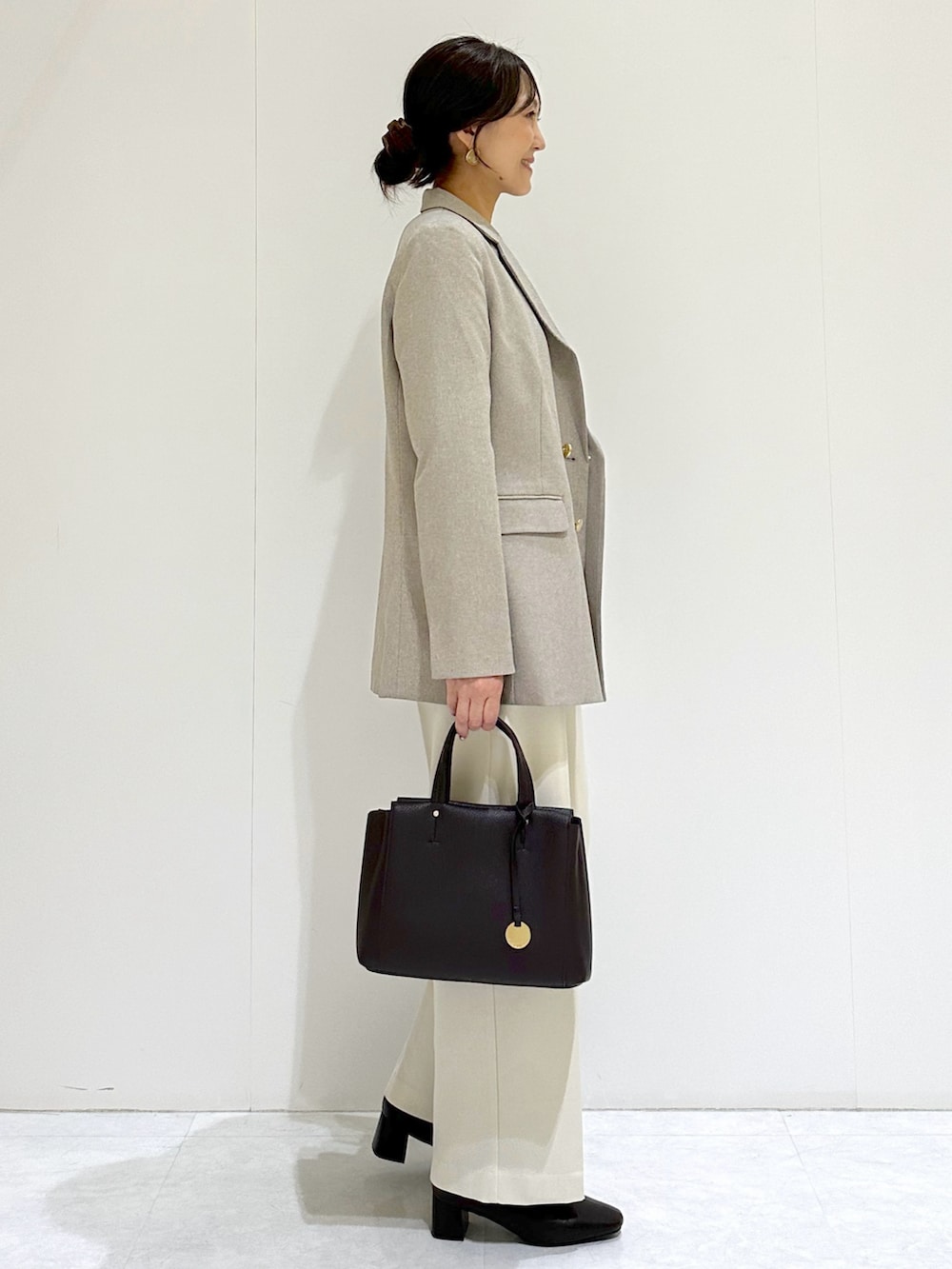 ホワイト系のニット/セーター、ベージュ系のテーラードジャケット、ホワイト系のその他パンツを着用したレディースの秋コーディネートの4枚目の写真