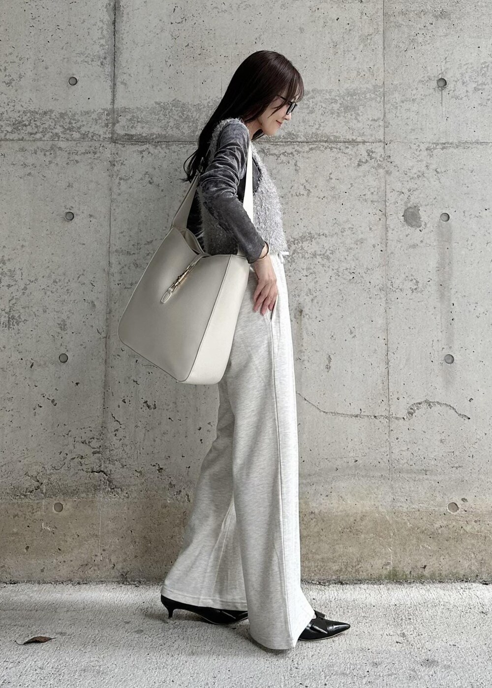 ブラック系のパンプス、グレー系のキャミソール、グレー系のTシャツ/カットソーを着用したレディースの秋コーディネートの3枚目の写真