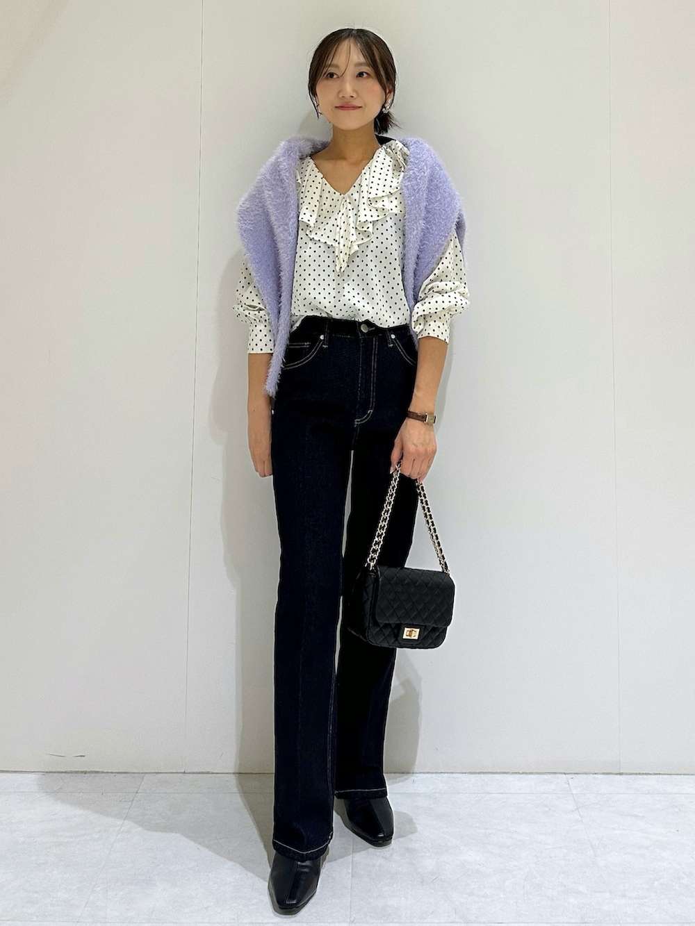 パープル系のカーディガン/ボレロ、ホワイト系のシャツ/ブラウス、ブルー系のデニムパンツを着用したレディースの秋コーディネートの3枚目の写真