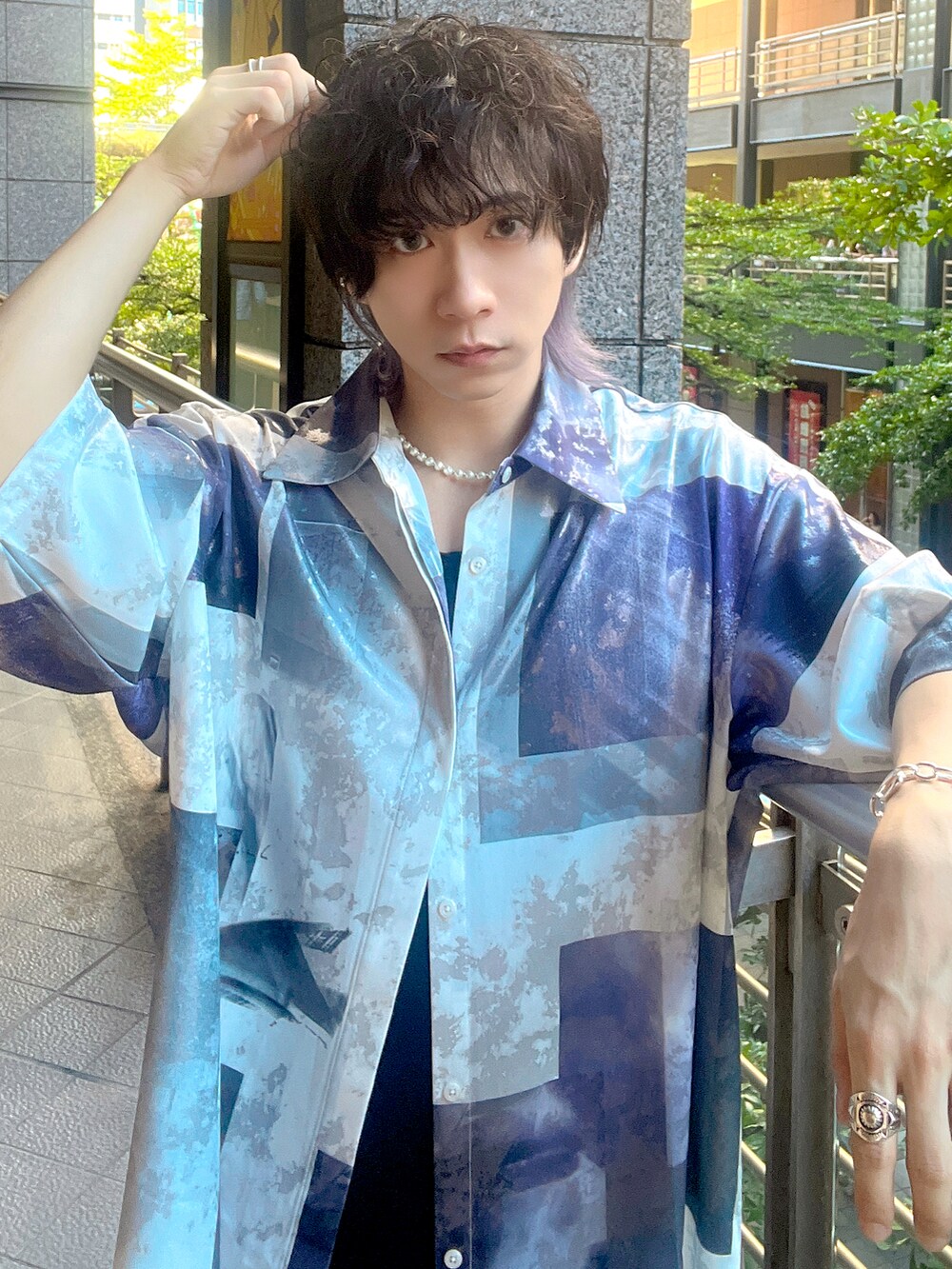 ホワイト系のシャツ/ブラウス、ブラック系のその他パンツ、ブラック系のサンダルを着用したメンズの秋コーディネートの3枚目の写真