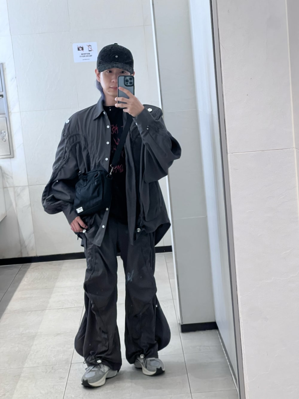 ホワイト系のTシャツ/カットソー、グレー系のパンツを着用したメンズの秋コーディネートの2枚目の写真