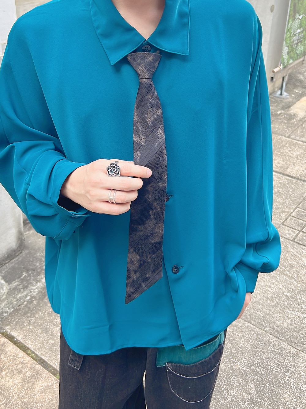 グリーン系のシャツ/ブラウス、グレー系のスニーカー、シルバー系のリングを着用したメンズの春コーディネートの3枚目の写真