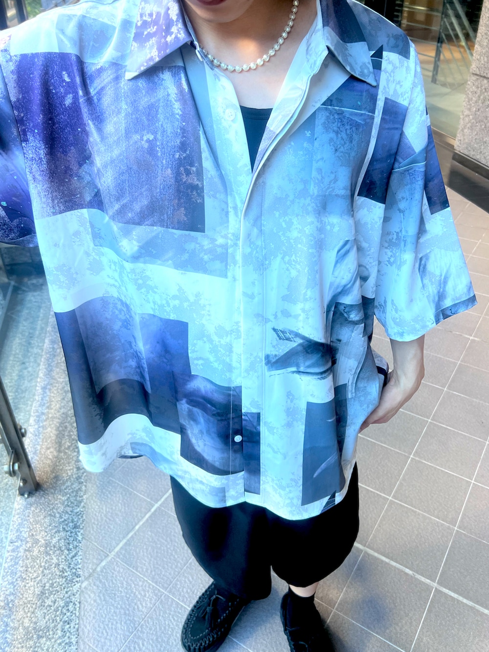 ホワイト系のシャツ/ブラウス、ブラック系のその他パンツ、ブラック系のサンダルを着用したメンズの秋コーディネートの2枚目の写真