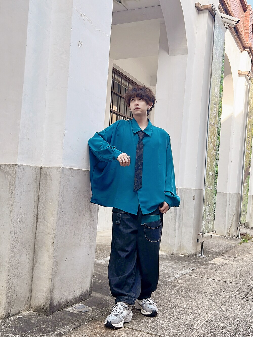 グリーン系のシャツ/ブラウス、グレー系のスニーカー、シルバー系のリングを着用したメンズの春コーディネートの2枚目の写真