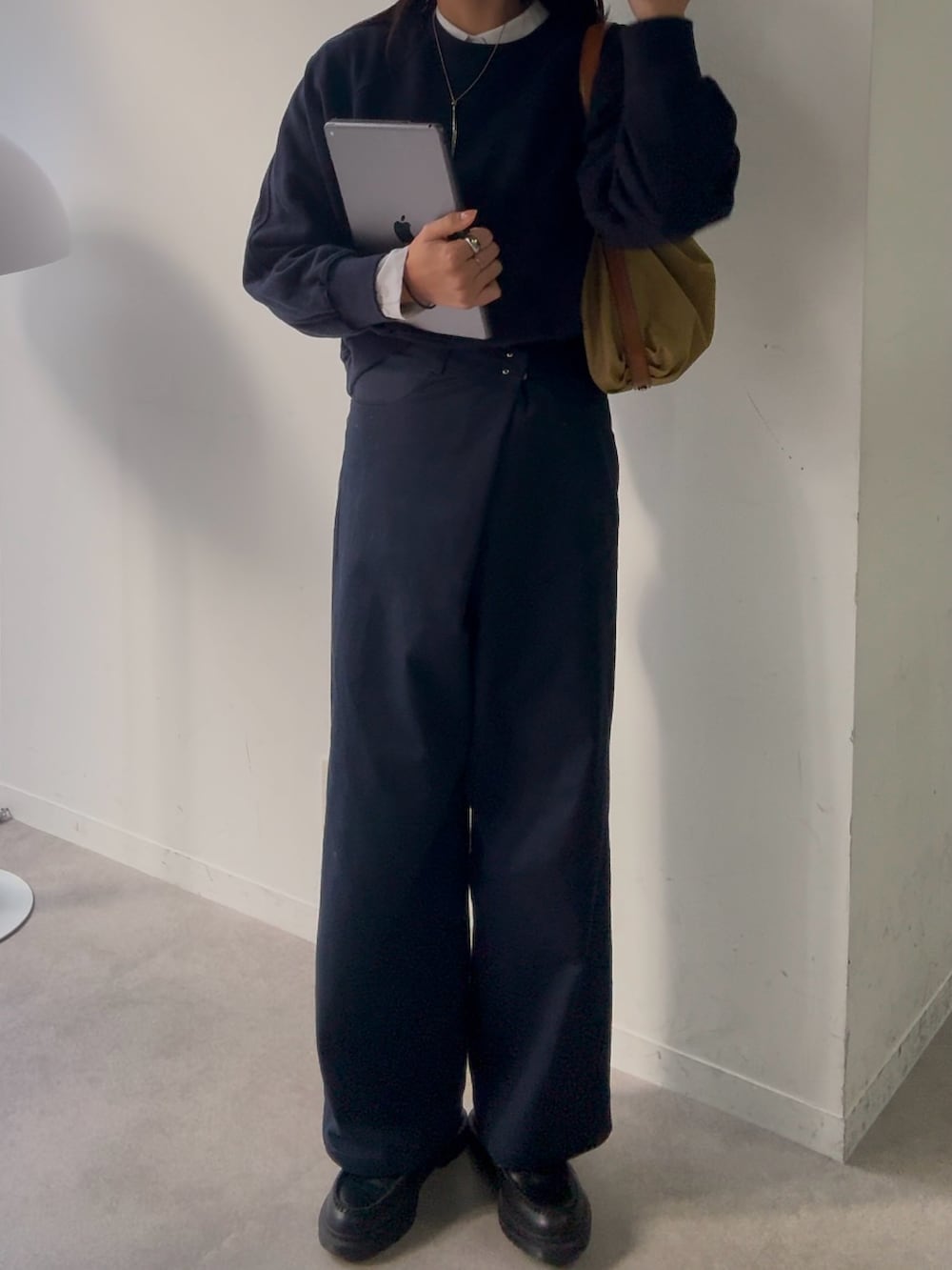 ブルー系のスウェット、ブルー系のその他パンツ、ブラック系のローファーを着用したレディースの冬コーディネートの3枚目の写真