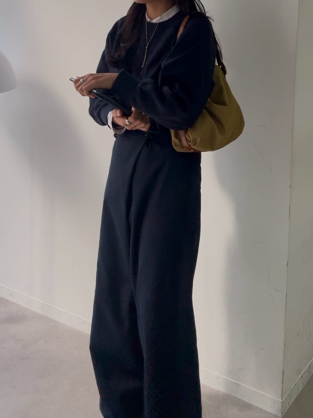 ブルー系のスウェット、ブルー系のその他パンツ、ブラック系のローファーを着用したレディースの冬コーディネートの2枚目の写真