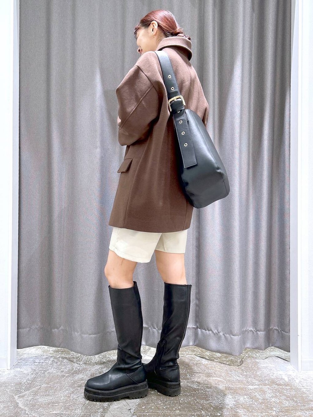 「着痩せ・細見え、若見え、カジュアル、ママコーデ、高身長、LAKOLE」｜「JEANASISのビガーロングブーツ/894947（ブーツ、ブラック系）」を使った、まなみさん（レディース・165cm）の秋コーディネートの2枚目の写真