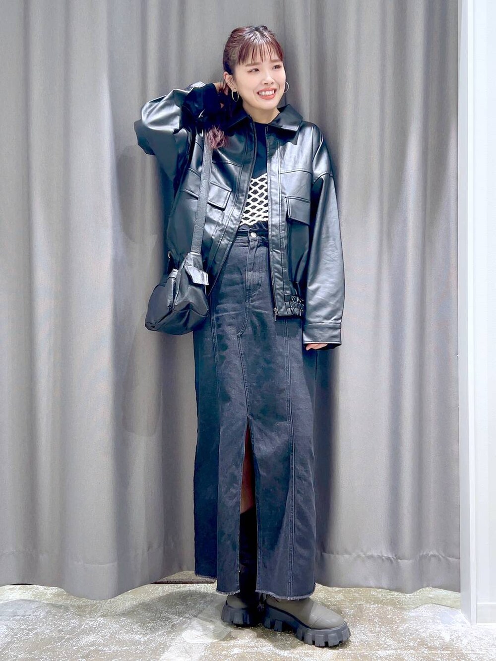 ブラック系のTシャツ/カットソー、ホワイト系のベスト、ブラック系のブルゾンを着用したレディースの秋コーディネートの5枚目の写真