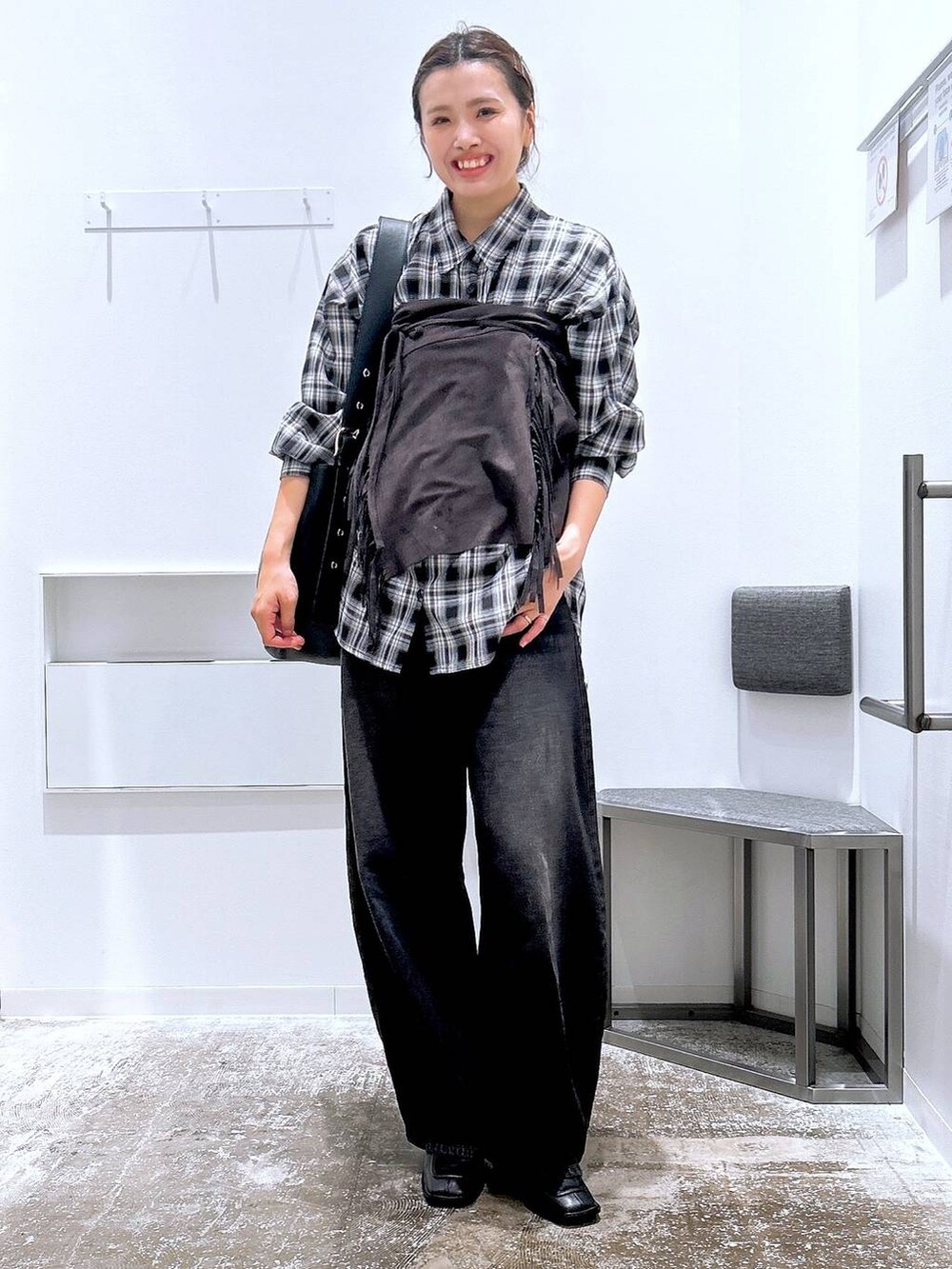 ブラック系のデニムパンツ、ブラック系のショルダーバッグ、ブラック系のシャツ/ブラウスを着用したレディースの秋コーディネートの5枚目の写真