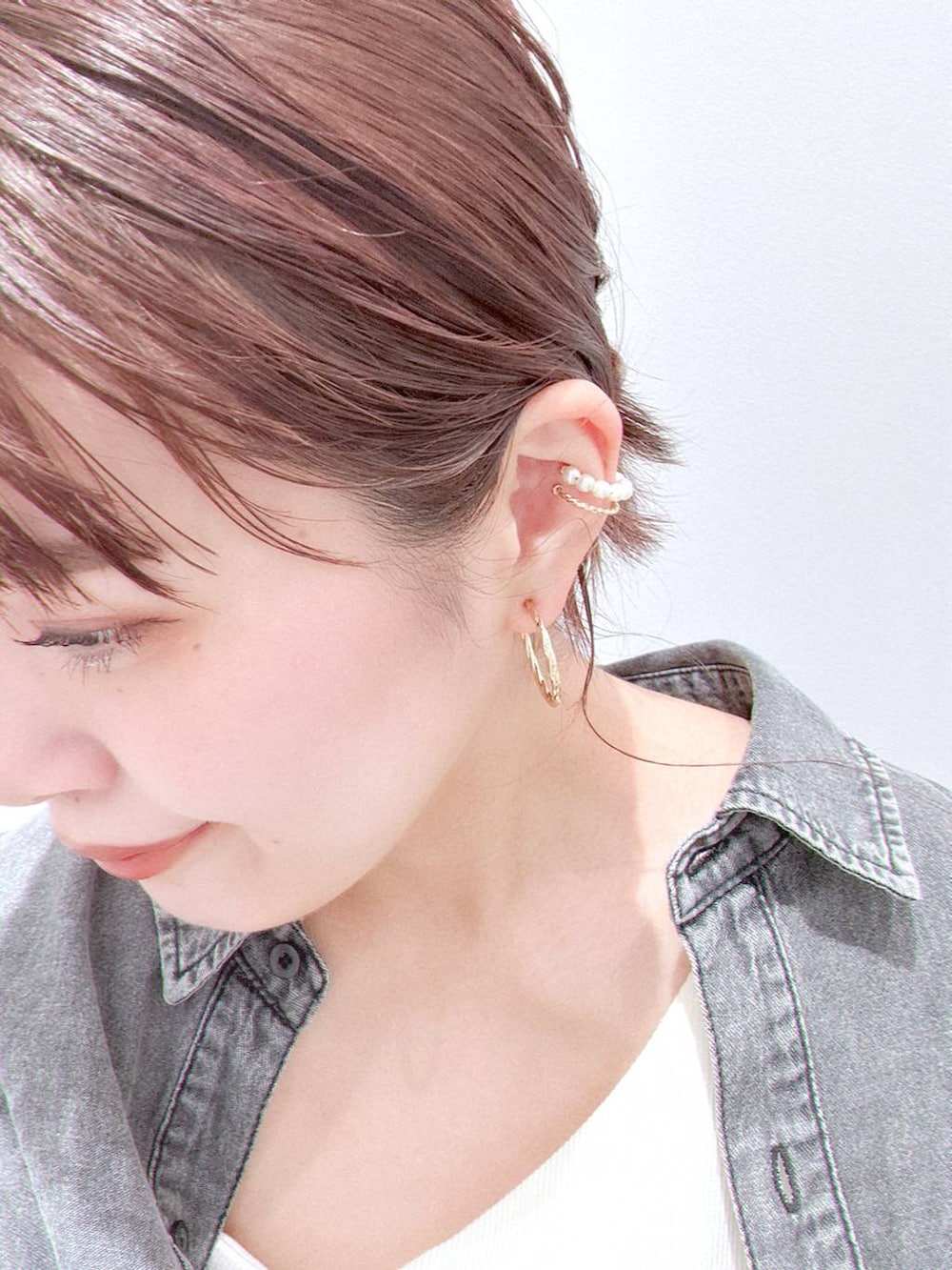 「LAKOLE、着痩せ・細見え、若見え、カジュアル、ママコーデ、高身長」｜「LAKOLEのツイストフープイヤリング2 / 114406（イヤリング、その他）」を使った、まなみさん（レディース・165cm）の春コーディネートの3枚目の写真