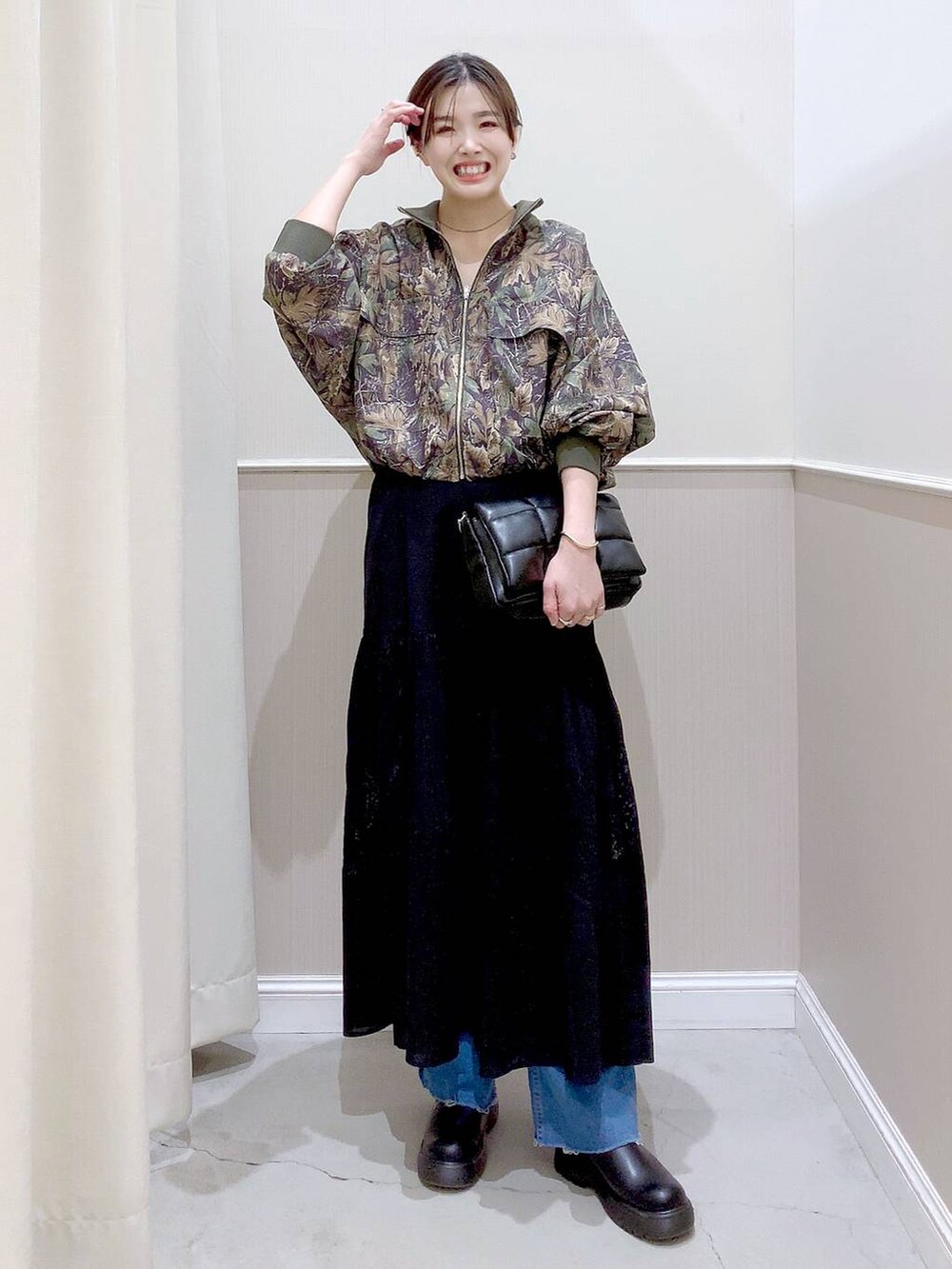 「着痩せ・細見え、若見え、カジュアル、ママコーデ、高身長、高見え」｜「LEPSIMのパデット2WAYショルダー　103831（ショルダーバッグ、ブラック系）」を使った、まなみさん（レディース・165cm）の春コーディネートの2枚目の写真