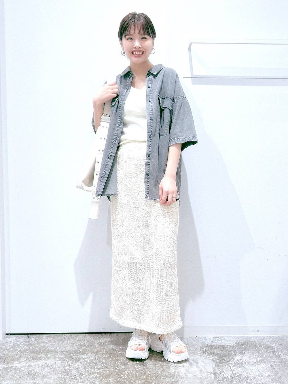 「LAKOLE、着痩せ・細見え、若見え、カジュアル、ママコーデ、高身長」｜「LAKOLEのツイストフープイヤリング2 / 114406（イヤリング、その他）」を使った、まなみさん（レディース・165cm）の春コーディネートの5枚目の写真