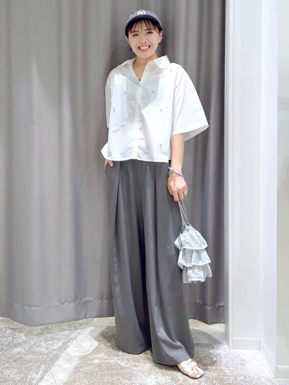 「着痩せ・細見え、若見え、カジュアル、ママコーデ、高身長」｜「LAKOLEのラッフル巾着2WAYショルダーバッグ / 104949（ショルダーバッグ、シルバー系）」を使った、まなみさん（レディース・165cm）の夏コーディネートの2枚目の写真