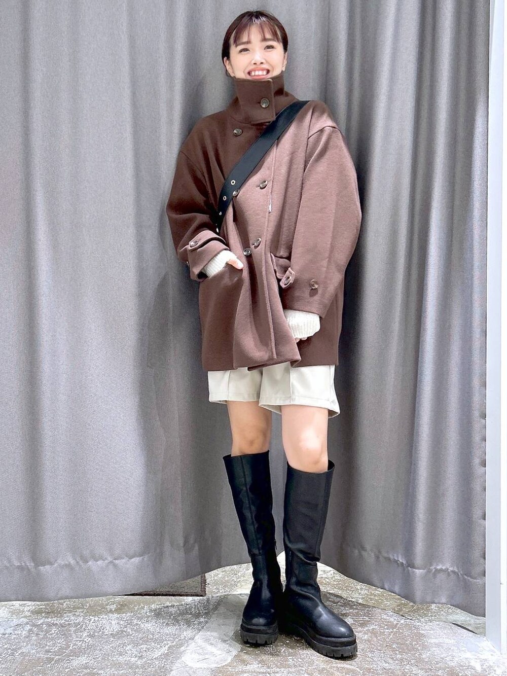 「着痩せ・細見え、若見え、カジュアル、ママコーデ、高身長、LAKOLE」｜「JEANASISのビガーロングブーツ/894947（ブーツ、ブラック系）」を使った、まなみさん（レディース・165cm）の秋コーディネートの4枚目の写真