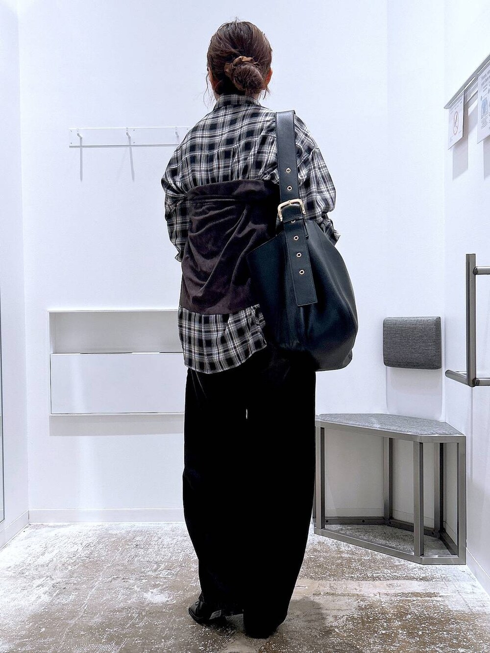ブラック系のデニムパンツ、ブラック系のショルダーバッグ、ブラック系のシャツ/ブラウスを着用したレディースの秋コーディネートの4枚目の写真