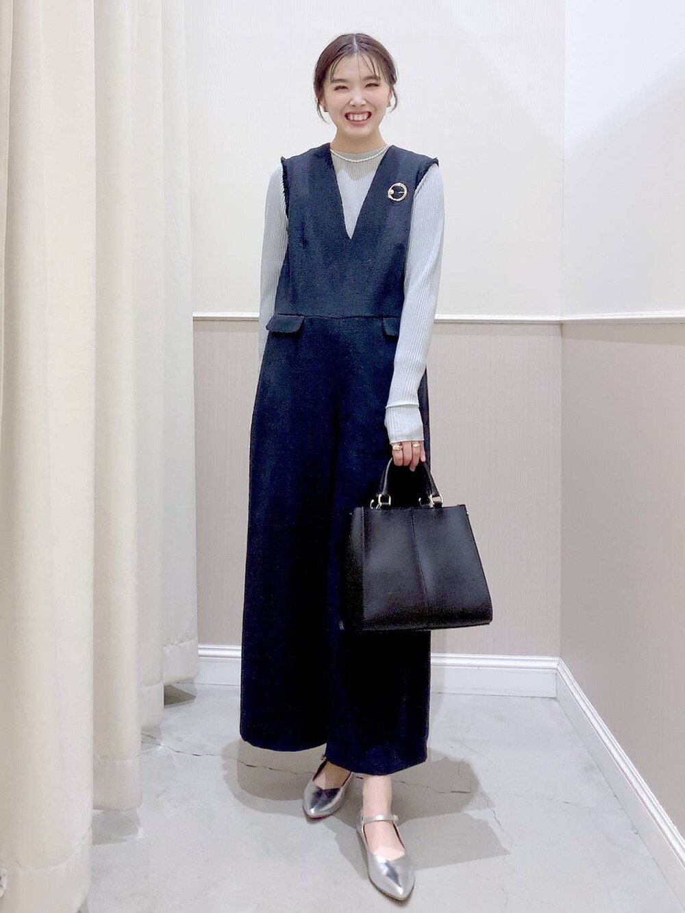 グレー系のTシャツ/カットソー、ブラック系のショルダーバッグ、ブラック系のサロペット/オーバーオールを着用したレディースの冬コーディネートの2枚目の写真