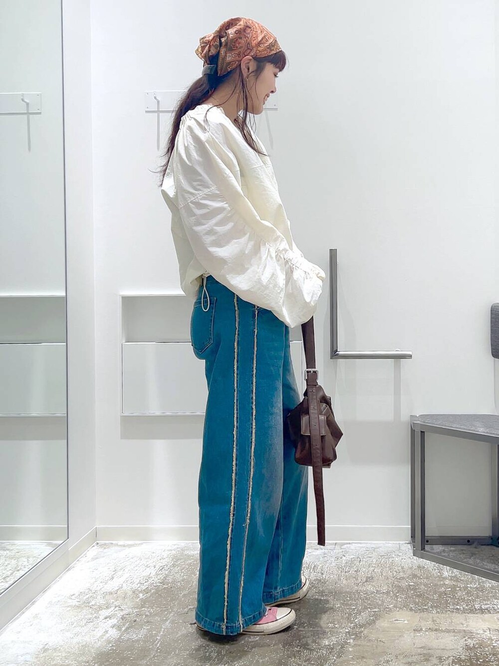 「LAKOLE、着痩せ・細見え、若見え、カジュアル、ママコーデ、高身長」｜「LAKOLEのポケットワンショルダーバッグ / 152916（ショルダーバッグ、ブラウン系）」を使った、まなみさん（レディース・165cm）の春コーディネートの3枚目の写真
