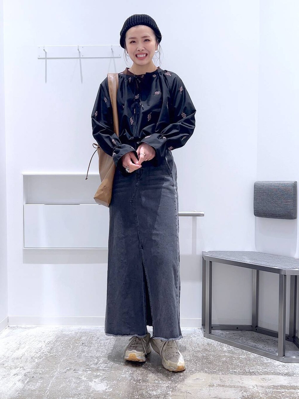 「着痩せ・細見え、若見え、カジュアル、ママコーデ、高身長、LAKOLE」｜「LAKOLEのローゲージニットワッチ / 253054（ニットキャップ/ビーニー、ブラック系）」を使った、まなみさん（レディース・165cm）の冬コーディネートの4枚目の写真