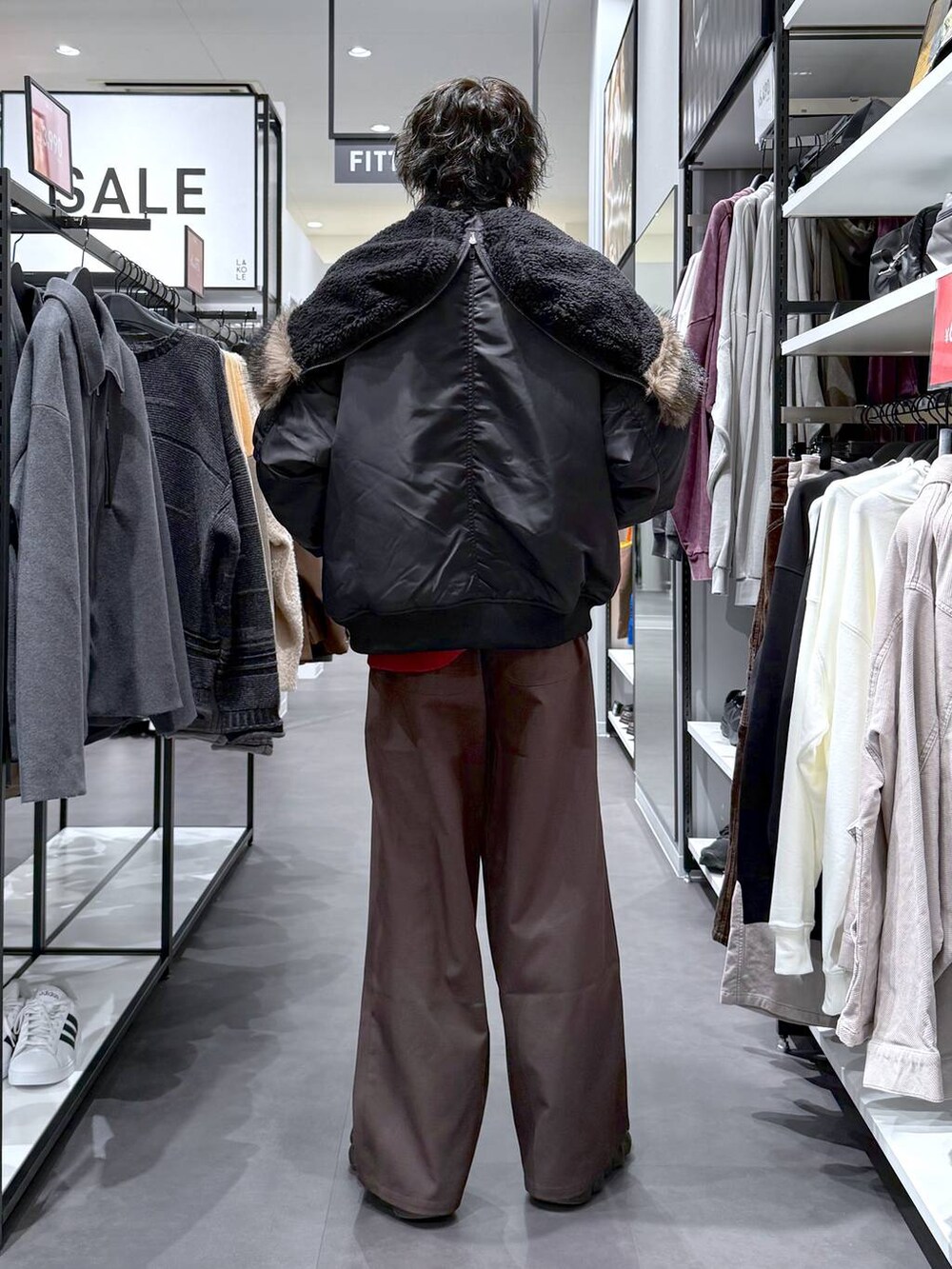 レッド系のカーディガン/ボレロ、ブラウン系のその他パンツ、ブラック系のブルゾンを着用したメンズの冬コーディネートの3枚目の写真