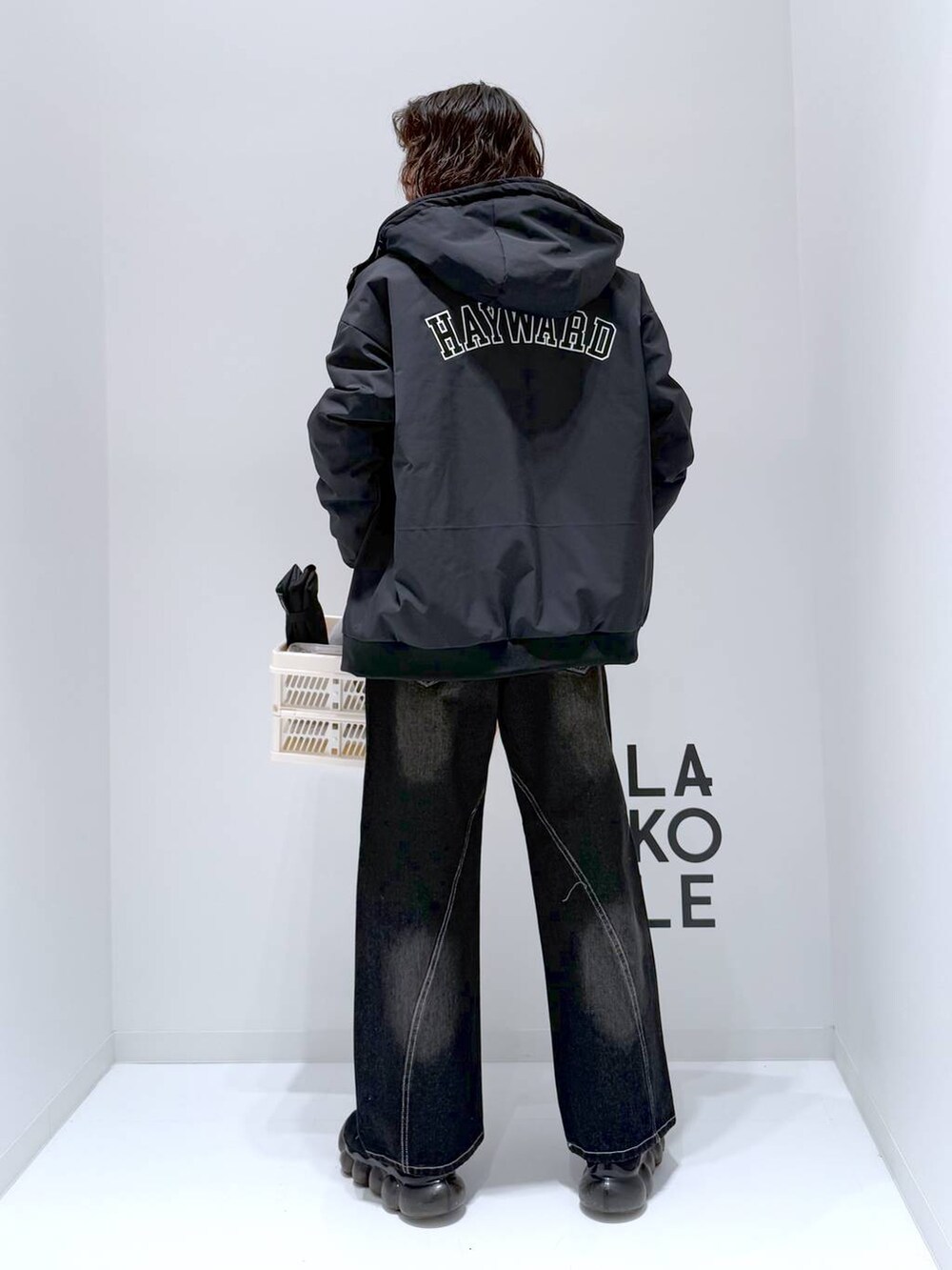 イエロー系のTシャツ/カットソー、ブラック系のデニムパンツ、ブラック系のブルゾンを着用したメンズの冬コーディネートの4枚目の写真