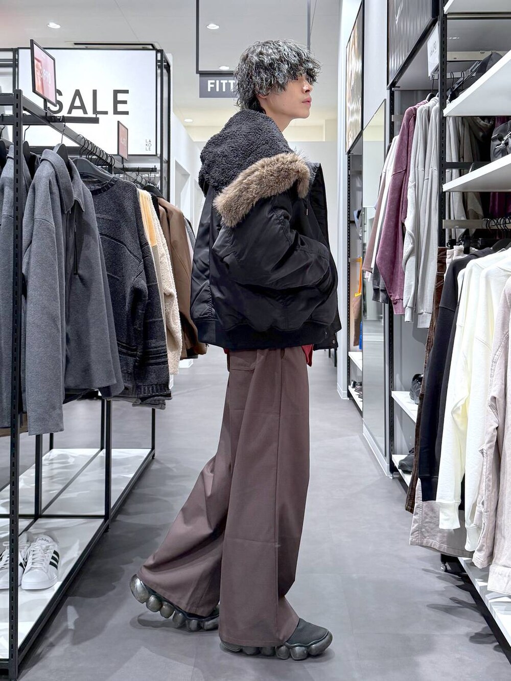 レッド系のカーディガン/ボレロ、ブラウン系のその他パンツ、ブラック系のブルゾンを着用したメンズの冬コーディネートの2枚目の写真