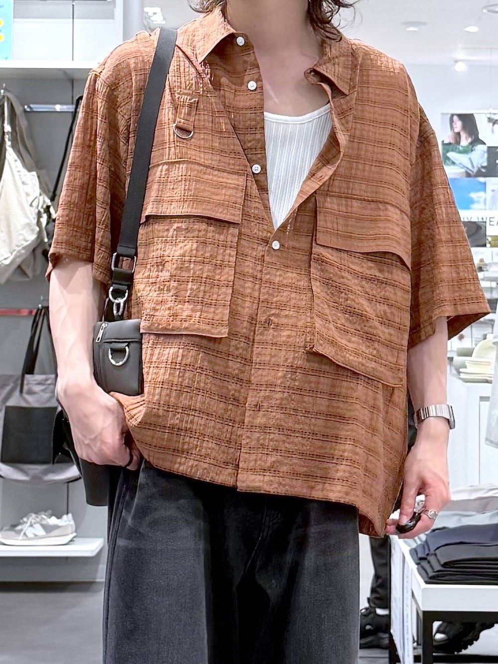 その他のスニーカー、グレー系のショルダーバッグ、ブラック系のデニムパンツを着用したメンズの夏コーディネートの5枚目の写真