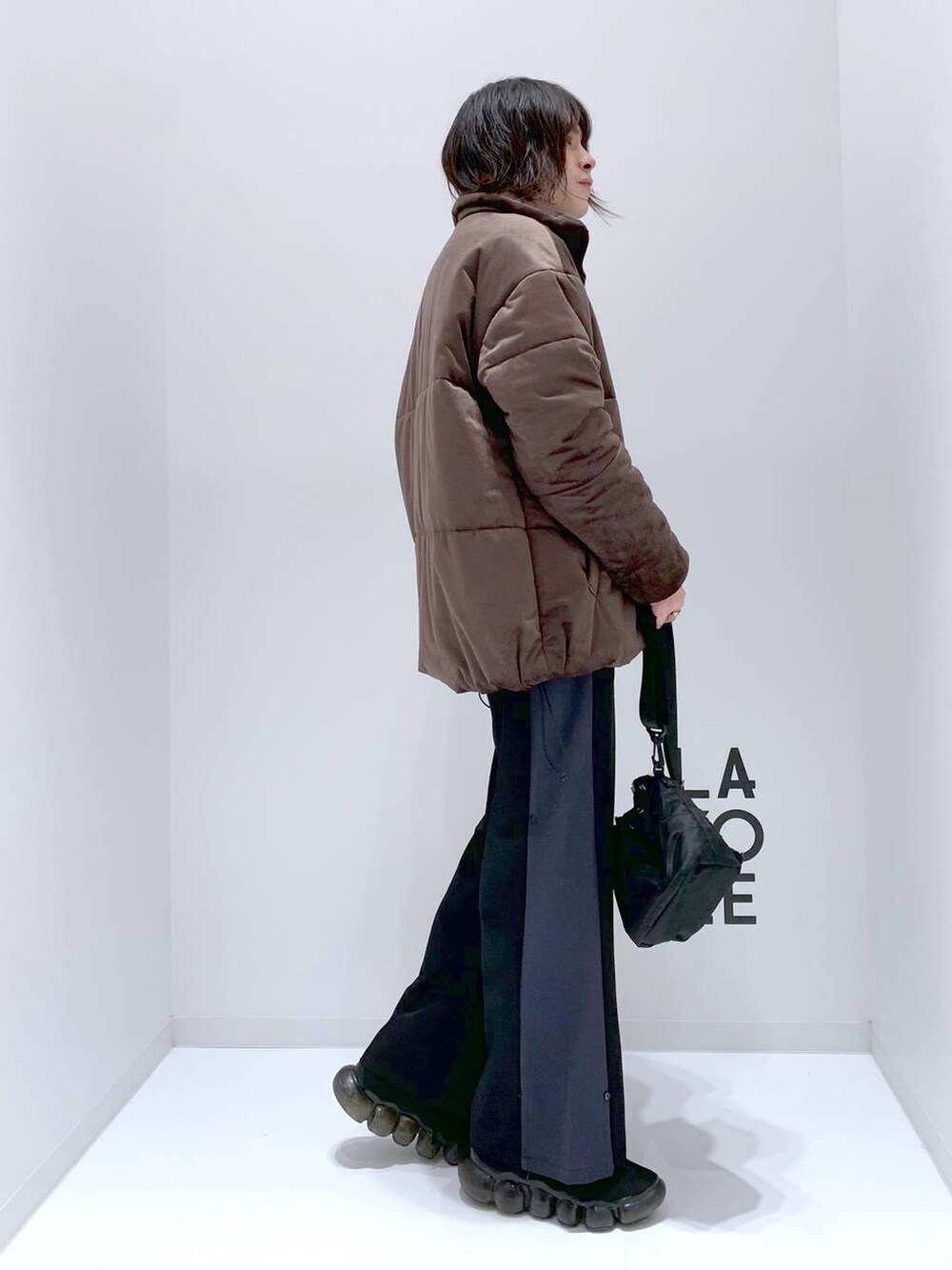 ベージュ系のショルダーバッグ、ブラック系のその他パンツ、ブルー系のニット/セーターを着用したメンズの秋コーディネートの4枚目の写真