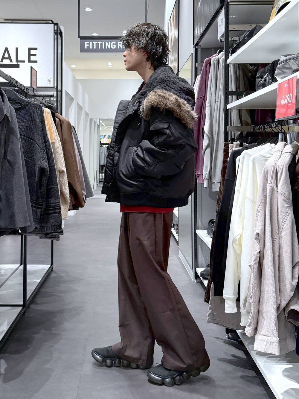 レッド系のカーディガン/ボレロ、ブラウン系のその他パンツ、ブラック系のブルゾンを着用したメンズの冬コーディネートの4枚目の写真