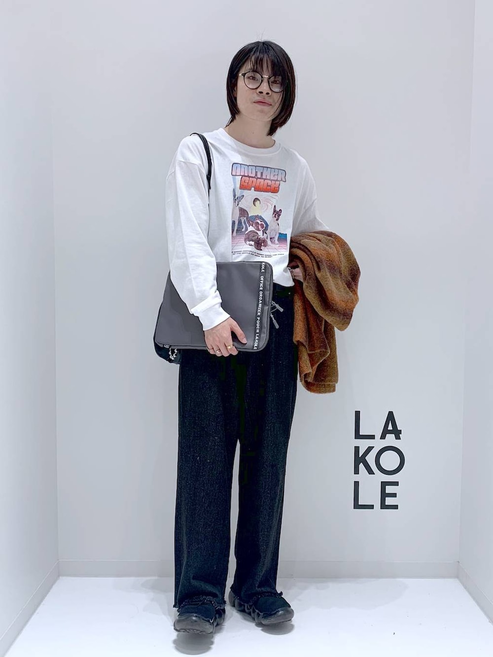 「高見え、個性派、休日コーデ、旅行、どっと変わっちゃえ、LAKOLE、秋コーデ、秋冬新作、秋服準備はじめました、プチプラ、ゆったり、モテ、きれいめ、デート/ロマンティック、ワンマイル」｜「LAKOLEの【撥水】PCケース / 105372（PC・タブレットケース、グレー系）」を使った、まとまとさん（メンズ・175cm）の秋コーディネートの2枚目の写真