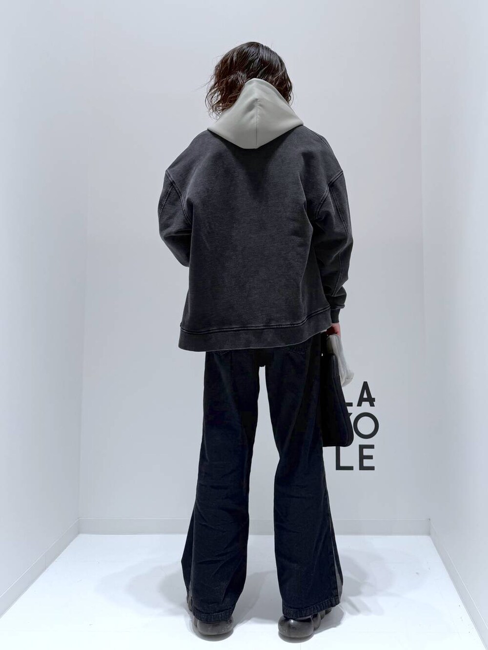 グリーン系のパーカー、グレー系のブルゾン、ブラック系のデニムパンツを着用したメンズの春コーディネートの4枚目の写真