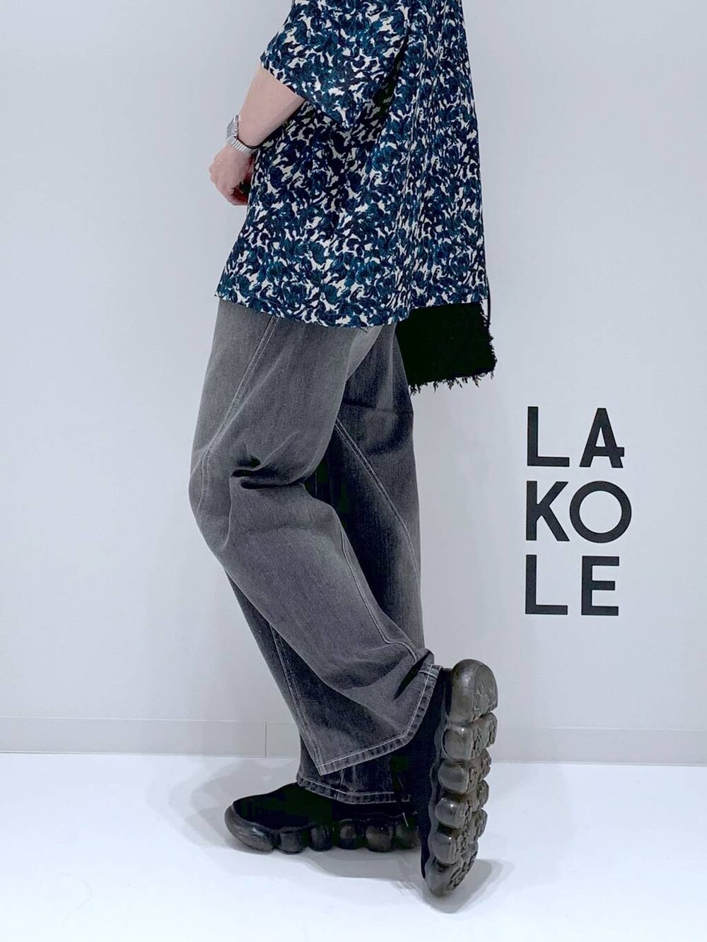 グリーン系のシャツ/ブラウス、ブラック系のショルダーバッグ、グレー系のデニムパンツを着用したメンズの秋コーディネートの6枚目の写真