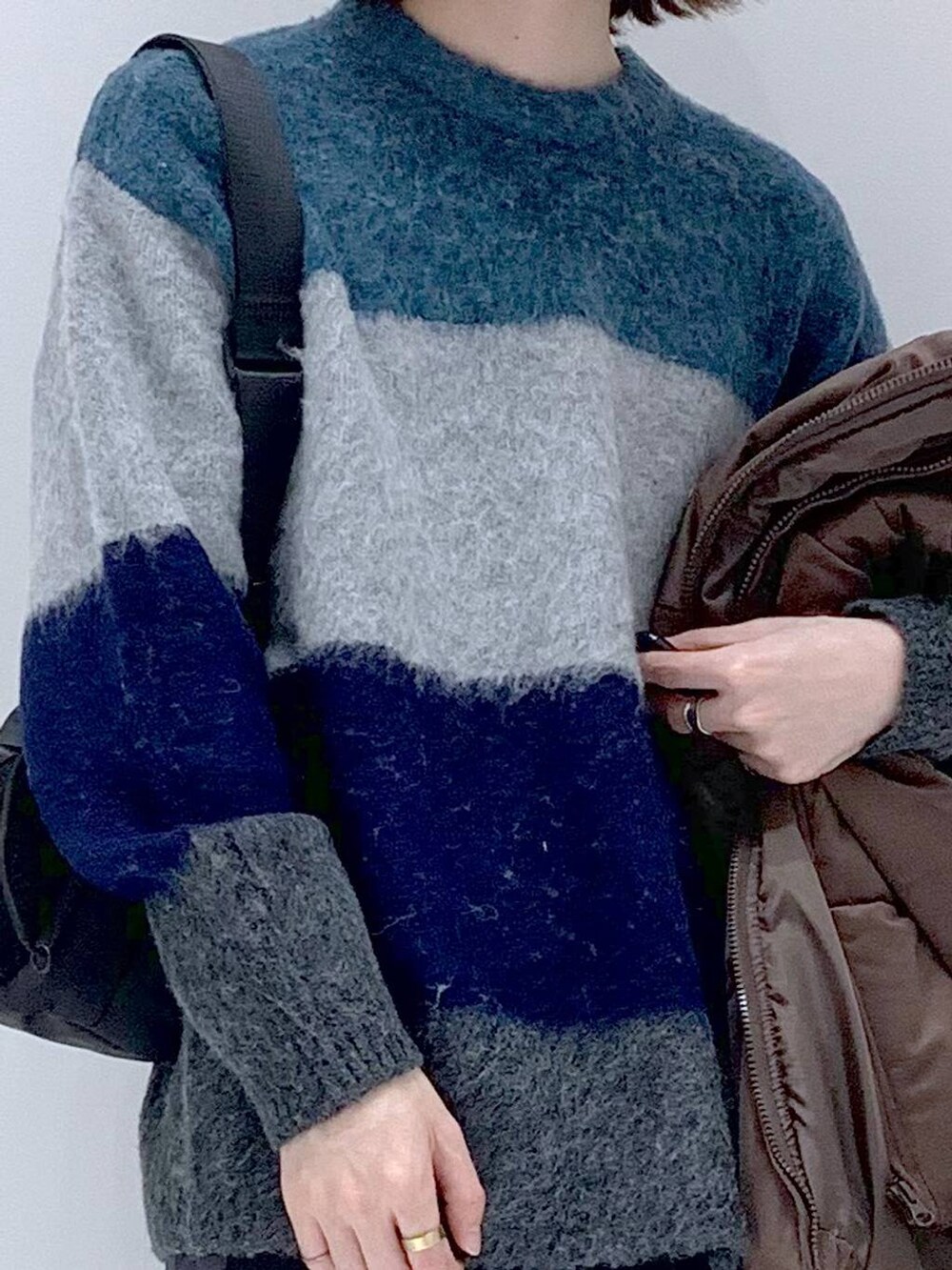 ベージュ系のショルダーバッグ、ブラック系のその他パンツ、ブルー系のニット/セーターを着用したメンズの秋コーディネートの8枚目の写真