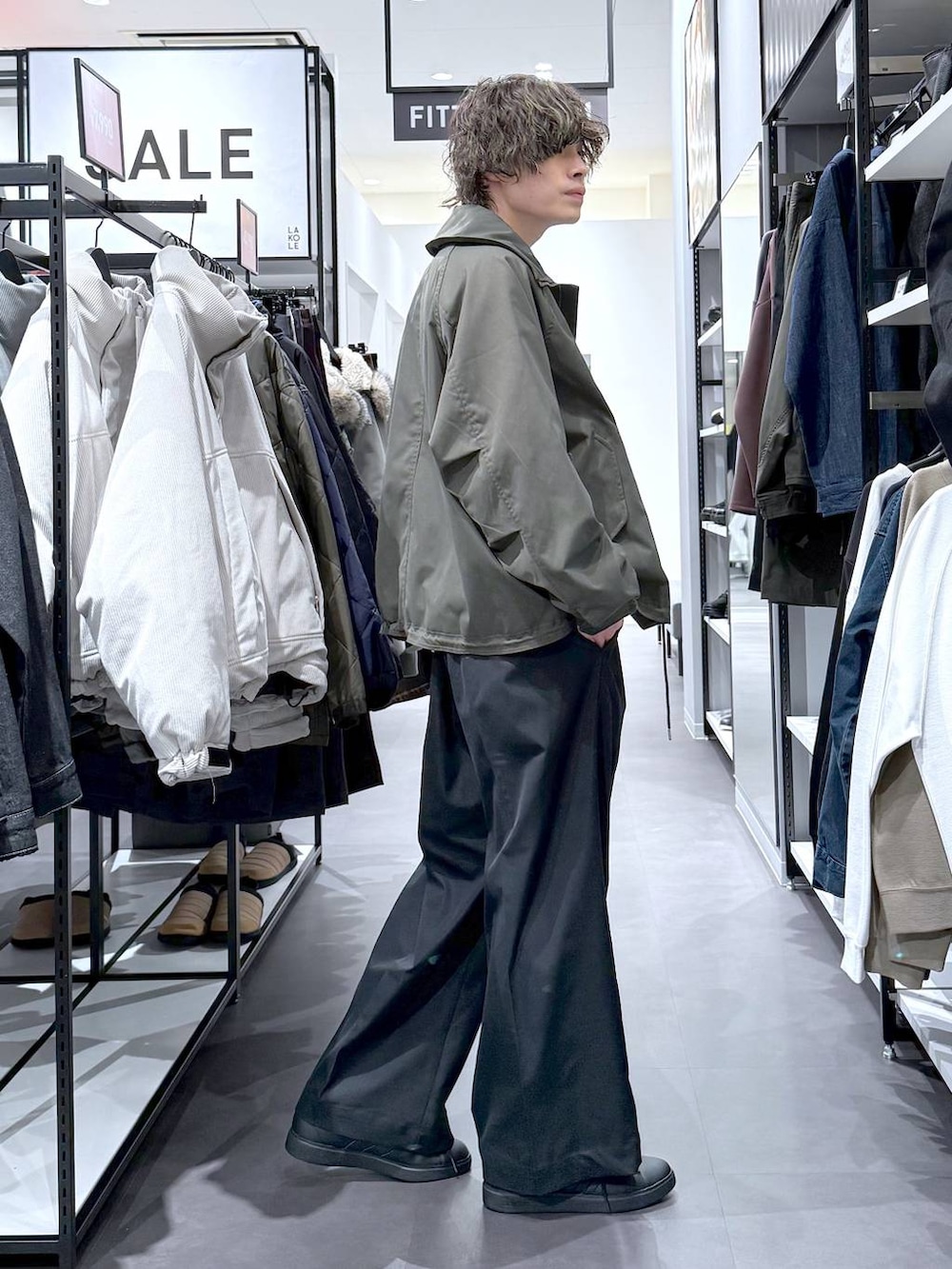 ホワイト系のスウェット、グリーン系のモッズコート、ブラック系のスニーカーを着用したメンズの冬コーディネートの2枚目の写真