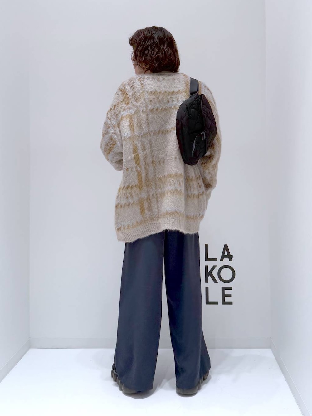 ベージュ系のカーディガン/ボレロ、ブラック系のショルダーバッグ、ブラック系のTシャツ/カットソーを着用したメンズの冬コーディネートの4枚目の写真