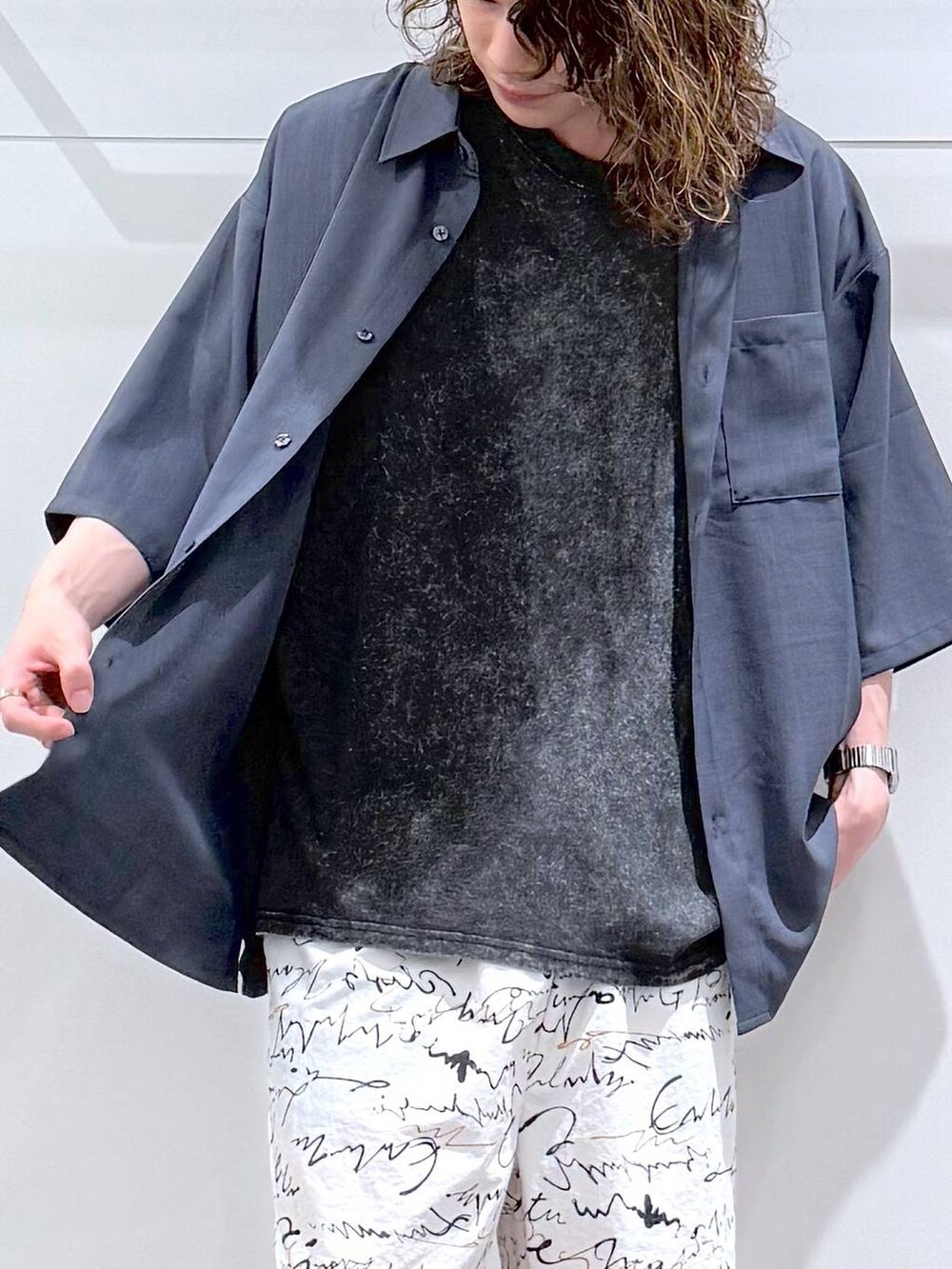 ブルー系のシャツ/ブラウス、ブラック系のサンダル、ホワイト系のその他パンツを着用したメンズの夏コーディネートの5枚目の写真