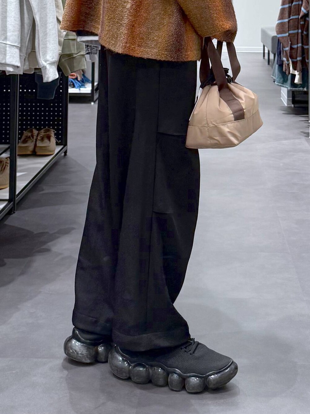 ブラウン系のカーディガン/ボレロ、ブラック系のその他パンツ、ブラック系のスウェットを着用したメンズの冬コーディネートの6枚目の写真