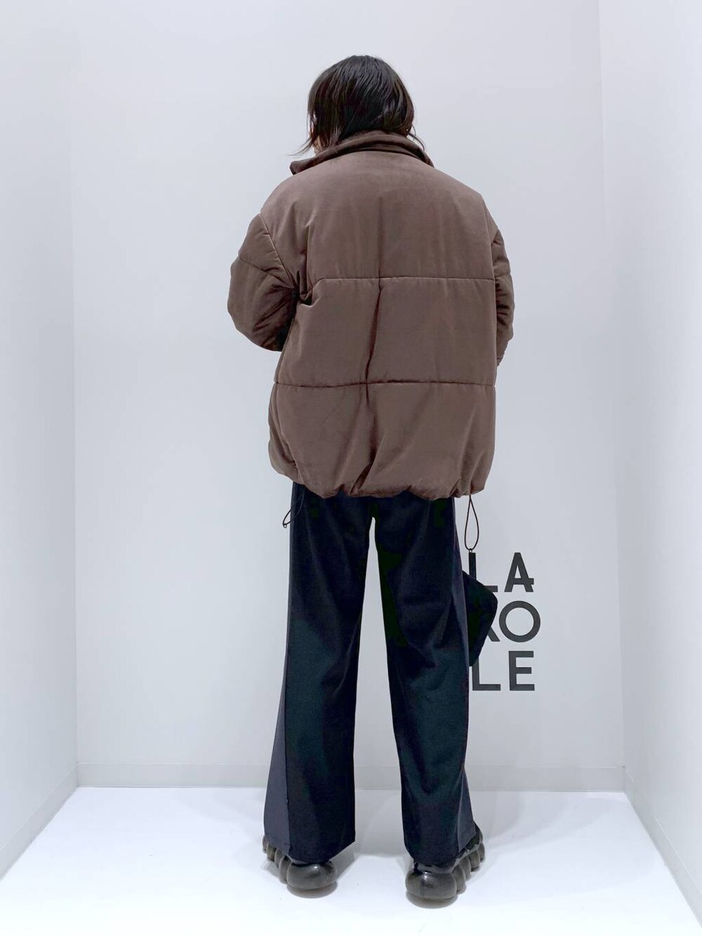 ベージュ系のショルダーバッグ、ブラック系のその他パンツ、ブルー系のニット/セーターを着用したメンズの秋コーディネートの5枚目の写真