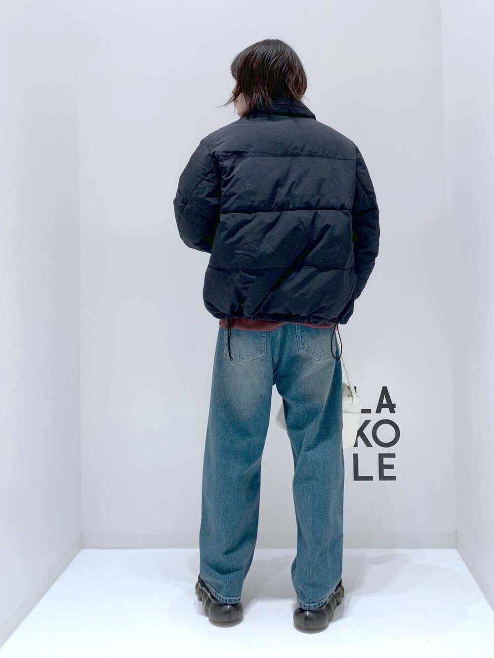 ホワイト系のショルダーバッグ、ブラウン系のスウェット、ブラック系のブルゾンを着用したメンズの秋コーディネートの5枚目の写真