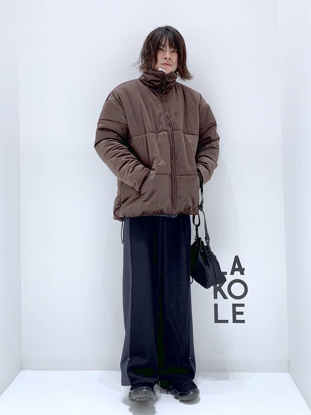 ベージュ系のショルダーバッグ、ブラック系のその他パンツ、ブルー系のニット/セーターを着用したメンズの秋コーディネートの3枚目の写真
