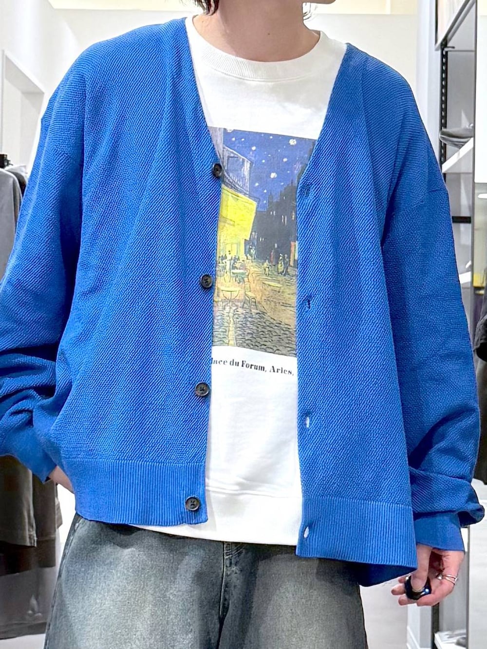 ブルー系のデニムパンツ、ホワイト系のスウェット、ブルー系のカーディガン/ボレロを着用したメンズの春コーディネートの5枚目の写真