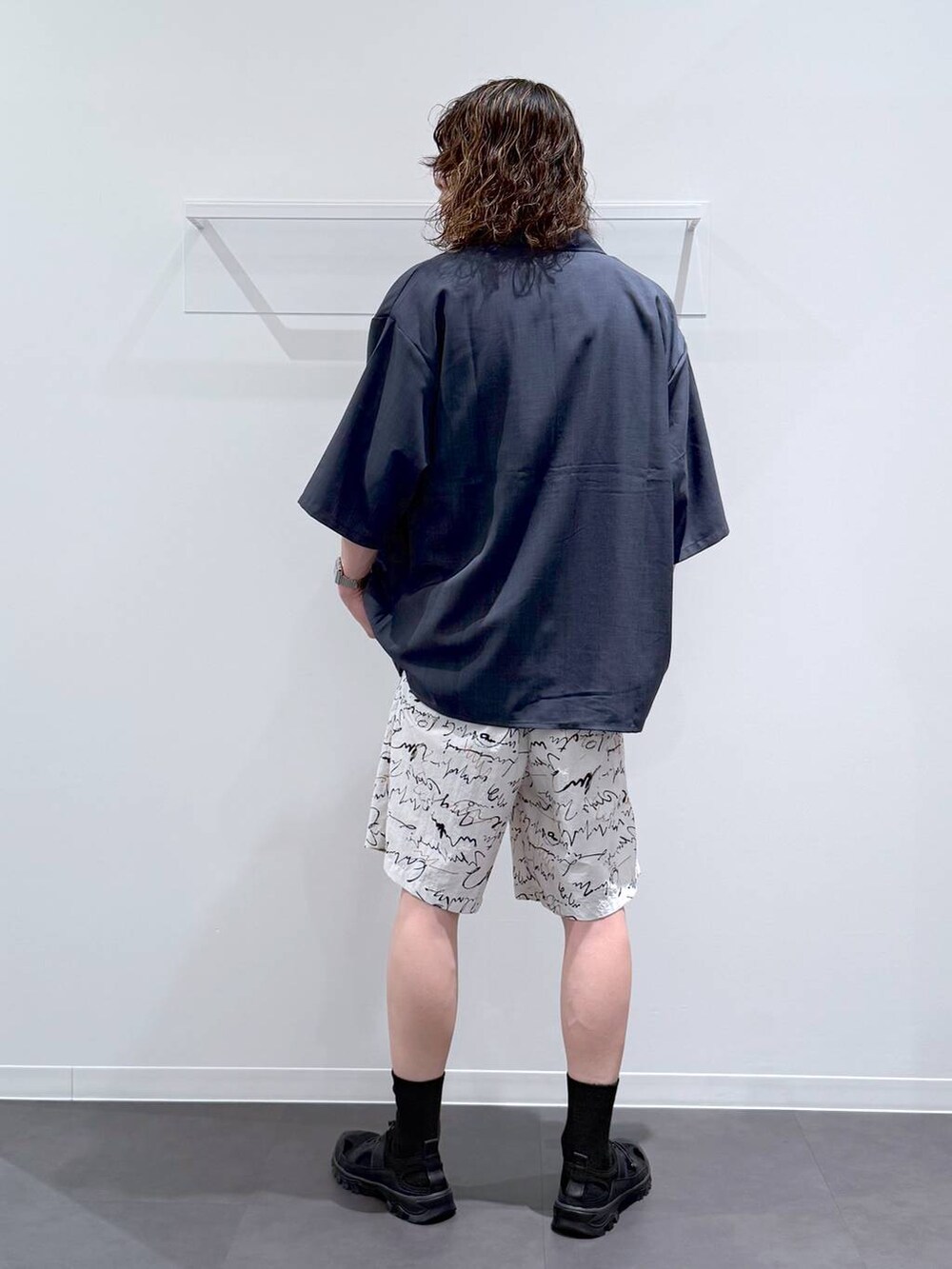 ブルー系のシャツ/ブラウス、ブラック系のサンダル、ホワイト系のその他パンツを着用したメンズの夏コーディネートの3枚目の写真