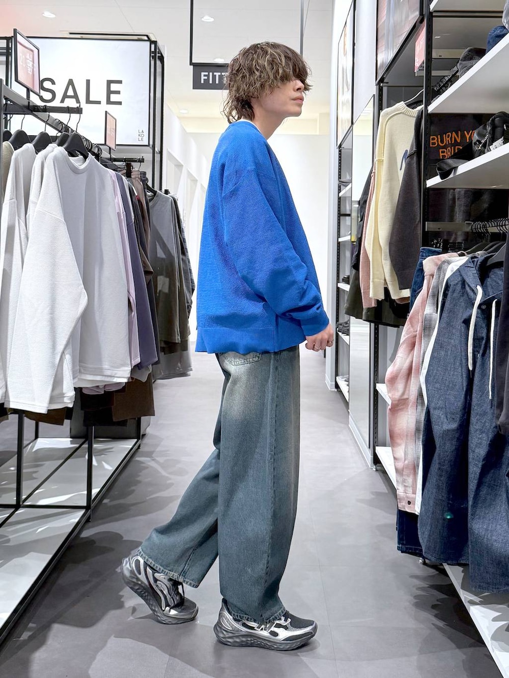 ブルー系のデニムパンツ、ホワイト系のスウェット、ブルー系のカーディガン/ボレロを着用したメンズの春コーディネートの2枚目の写真