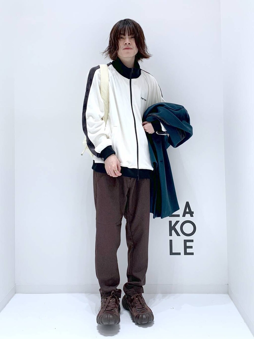 「旅行、モテ、きれいめ、高見え、個性派、休日コーデ、デート/ロマンティック、ワンマイル、高身長、ゆったり、どっと変わっちゃえ、LAKOLE、秋コーデ、冬コーデ、秋冬新作」｜「LAKOLEのクロワッサンミニショルダーバッグ / 110436（ショルダーバッグ、ホワイト系）」を使った、まとまとさん（メンズ・175cm）の秋コーディネートの2枚目の写真