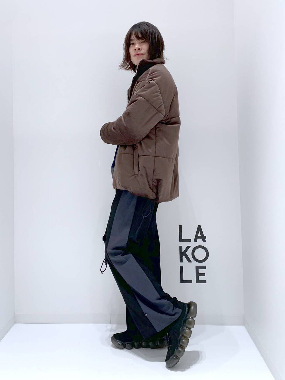 ベージュ系のショルダーバッグ、ブラック系のその他パンツ、ブルー系のニット/セーターを着用したメンズの秋コーディネートの6枚目の写真
