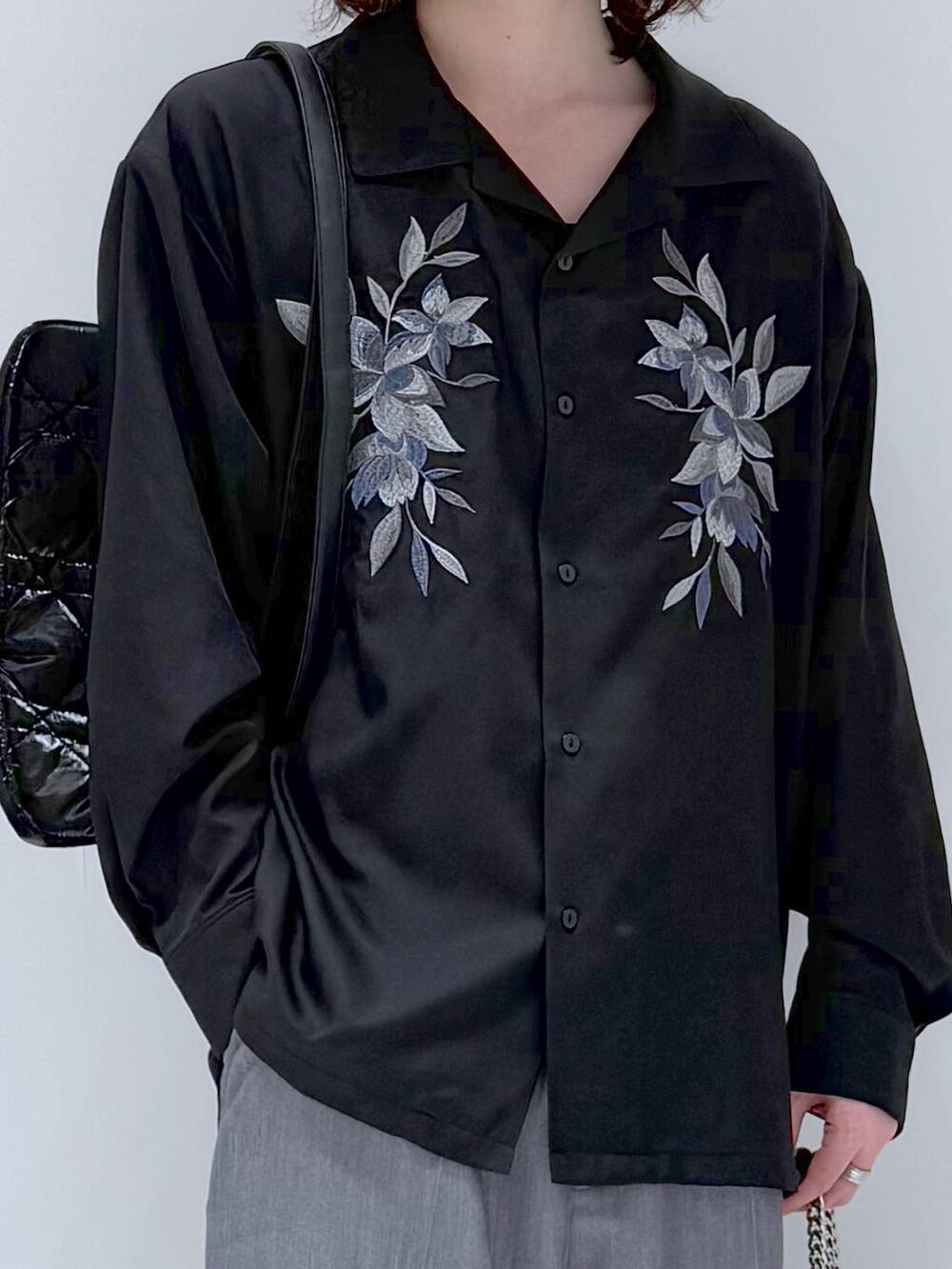 グレー系のスラックス、ブラック系のショルダーバッグ、ブラック系のシャツ/ブラウスを着用したメンズの冬コーディネートの5枚目の写真