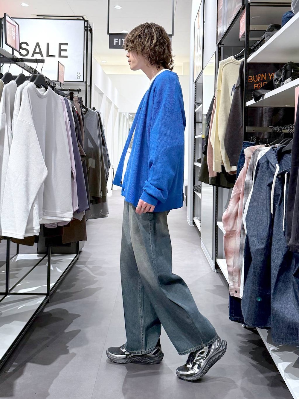 ブルー系のデニムパンツ、ホワイト系のスウェット、ブルー系のカーディガン/ボレロを着用したメンズの春コーディネートの4枚目の写真