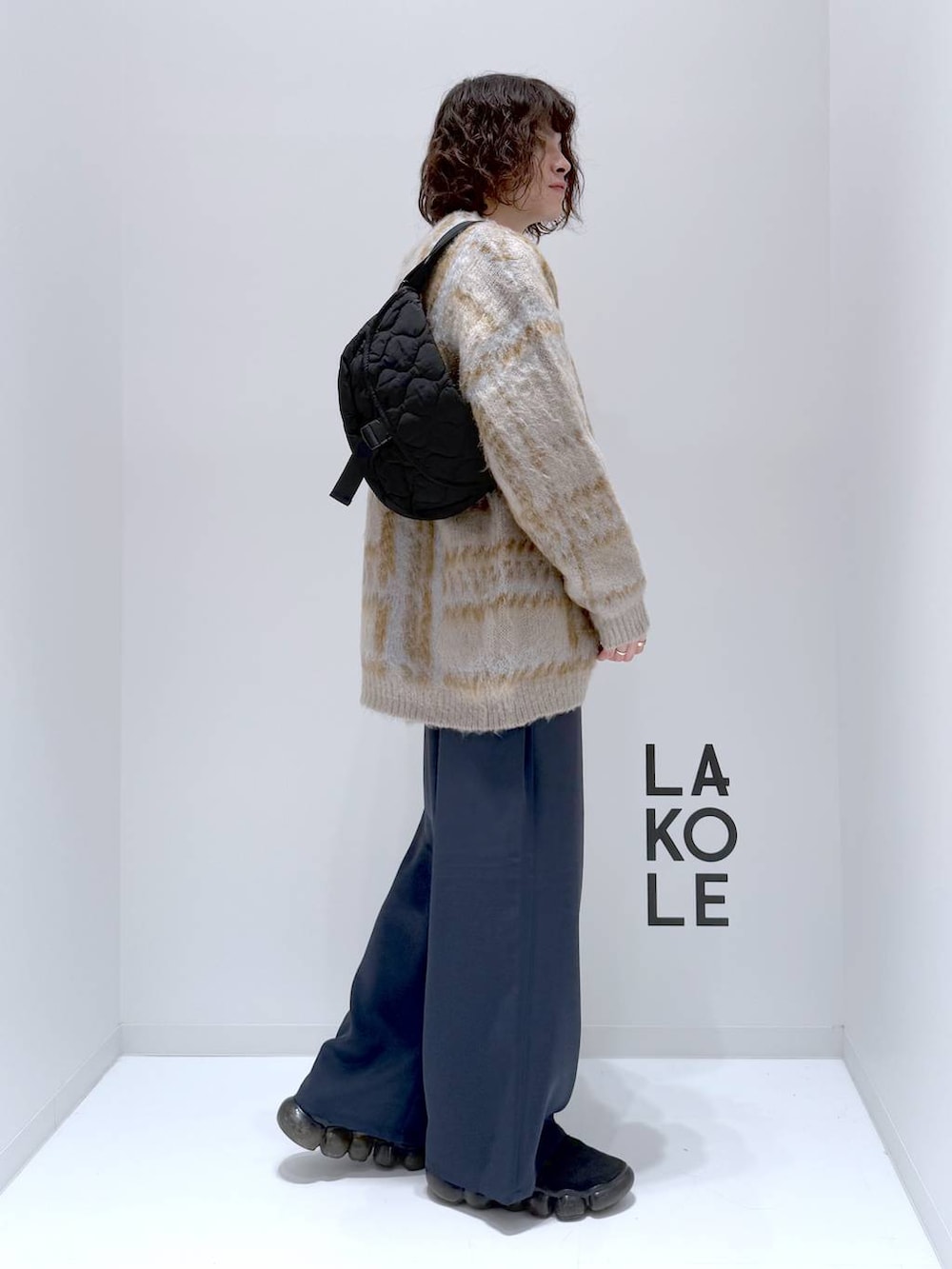 ベージュ系のカーディガン/ボレロ、ブラック系のショルダーバッグ、ブラック系のTシャツ/カットソーを着用したメンズの冬コーディネートの3枚目の写真