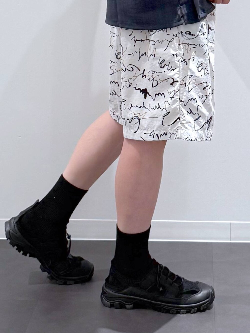 ブルー系のシャツ/ブラウス、ブラック系のサンダル、ホワイト系のその他パンツを着用したメンズの夏コーディネートの6枚目の写真