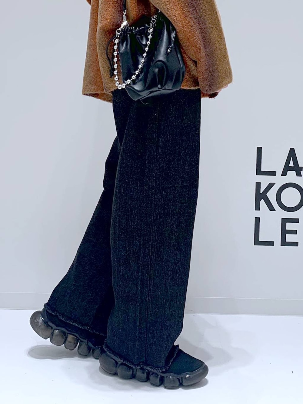 「高見え、個性派、休日コーデ、旅行、どっと変わっちゃえ、LAKOLE、秋コーデ、秋冬新作、秋服準備はじめました、プチプラ、ゆったり、モテ、きれいめ、デート/ロマンティック、ワンマイル」｜「LAKOLEの【撥水】PCケース / 105372（PC・タブレットケース、グレー系）」を使った、まとまとさん（メンズ・175cm）の秋コーディネートの7枚目の写真