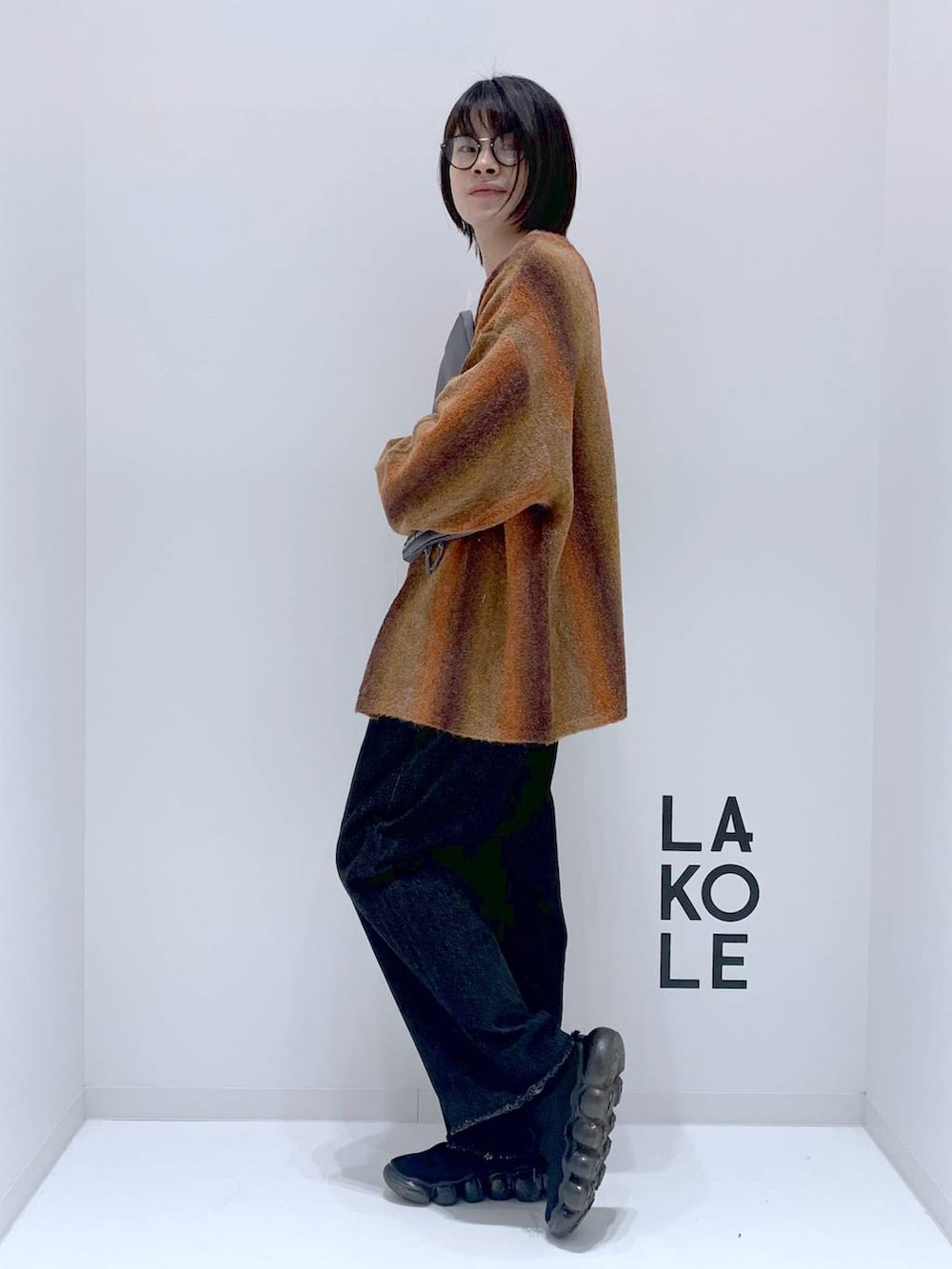 「高見え、個性派、休日コーデ、旅行、どっと変わっちゃえ、LAKOLE、秋コーデ、秋冬新作、秋服準備はじめました、プチプラ、ゆったり、モテ、きれいめ、デート/ロマンティック、ワンマイル」｜「LAKOLEの【撥水】PCケース / 105372（PC・タブレットケース、グレー系）」を使った、まとまとさん（メンズ・175cm）の秋コーディネートの5枚目の写真